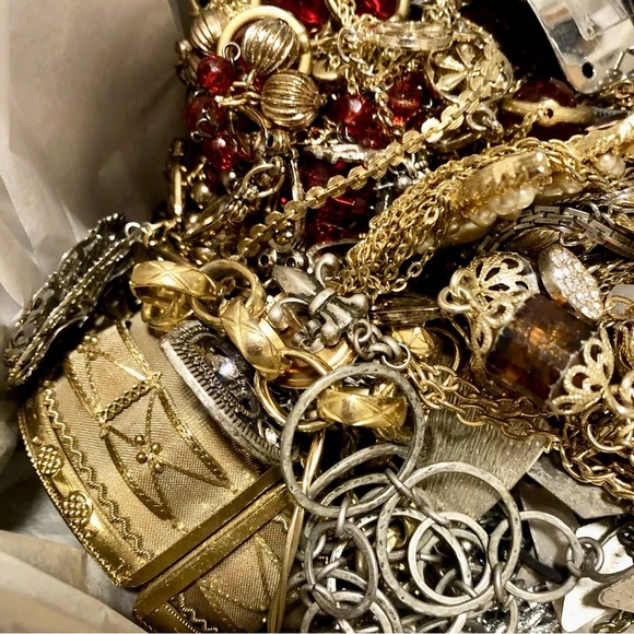 3 LB Estate Sale Costume Jewelry Lot~All wearable gold silver pearls rhinestones - Picture 8 of 8